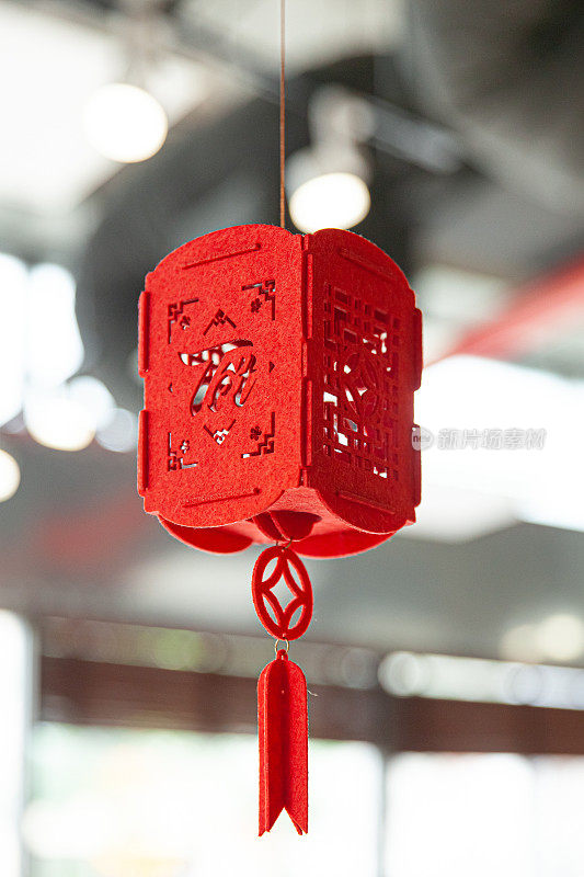 背景为散景的红灯笼。灯笼文字“New Year”的翻译